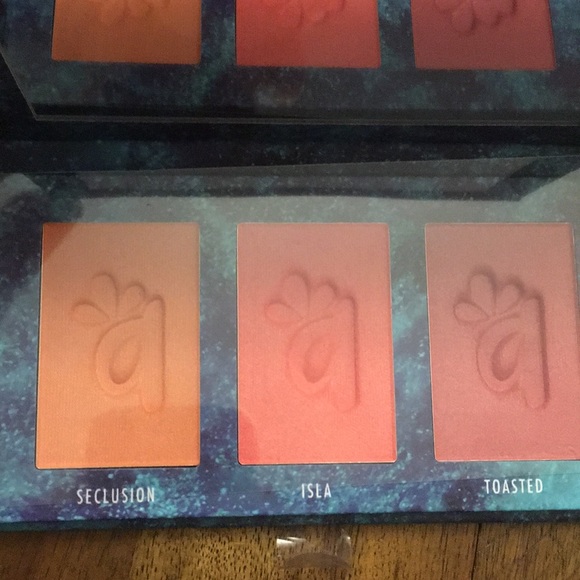 Brand new luxurious makeup items - Picture 3 of 7